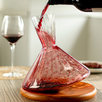 Vente en gros de carafe à vin rotative en cristal soufflé à la main personnalisée carafe à vin 1000ml avec plateau en bois pour fête à la maison