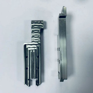 Soporte en L de acero mecanizado por CNC con dos orificios y un orificio ovalado para aplicaciones de montaje - Product Image 3