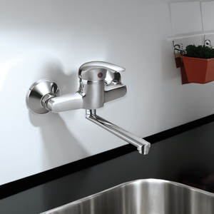 "Mélangeur d'évier chromé mural pour un nettoyage sans effort" - Product Image 3