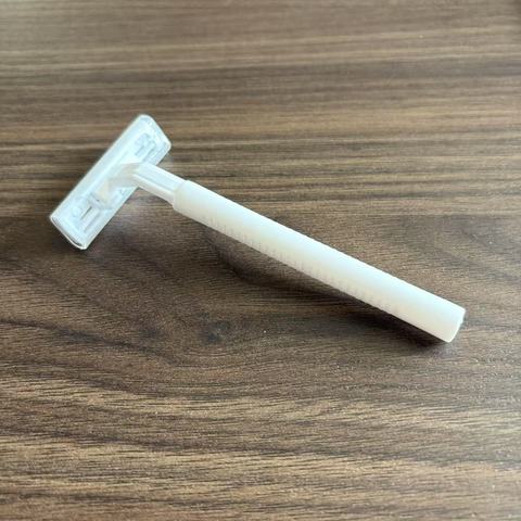 Portable Disposable Twin Blade Razor for Men Wet Shaving Products with Plastic Handle Stainless Steel Blade for Face Body Use