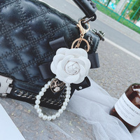 Gantungan Kunci Kulit PU Fashion Motif Camellia dengan Pita dan Mutiara, Tali Pergelangan Tangan Bunga, Gantungan Kunci untuk Wanita, Gantungan Kunci Mobil Mewah