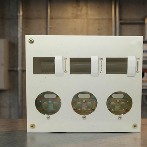 Boîtier de distribution 220V 12A IP54 avec verrouillage anti-effraction pour usage extérieur et intérieur, coffret métallique, panneau MCB - Product Image 1