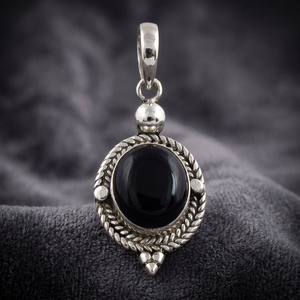 Colgante Étnico Vintage de Aleación Plateada con Ónix Negro y Engaste de Bisel, Encanto Moderno y Atractivo - Product Image 3