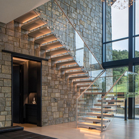 Escalier mono-tringle moderne sur mesure Prima avec marches en bois pour villas, lofts et bâtiments commerciaux