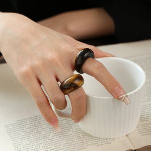 Anillo de Piedra Ojo de Tigre Redonda con Estilo Antiguo y Temperamento Moderno, Accesorio Maillard Simple y Exquisito - Product Image 1