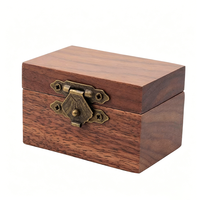 Boîte à bague rectangulaire élégante en bois de noyer naturel avec fermeture à boucle, emballage cadeau pour bijoux