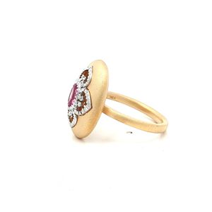 Anillo de cóctel de oro amarillo de 18 quilates con engaste de bisel, zafiro rosa de forma irregular, cabujón con tonos rojos vibrantes, pieza de lujo llamativa para cualquier ocasión. - Product Image 3