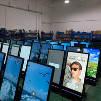 Señalización Digital LCD 4K UHD Móvil para Exteriores, 2500 Nits de Brillo, Grado Industrial, Ruedas con Bloqueo, Alimentación por Batería, Publicidad