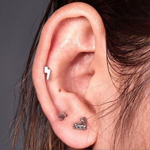 TT - Boucles d'oreilles vintage en titane ASTM-F136 plaqué or, bijoux de piercing corporel de qualité implantable, labret avec zircon serti griffe - Product Image 4