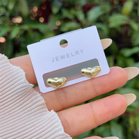 Boucles d'oreilles croix en forme de coeur en or 18 carats plaqué cuivre à la mode dans divers styles pour un usage quotidien des femmes, cadeaux élégants et rétro