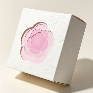 Boîtes d'emballage en papier personnalisées, créatives, blanches, avec logo en relief et estampage à chaud, avec fenêtres creuses pour l'emballage de parfums et de cosmétiques - Product Image 3