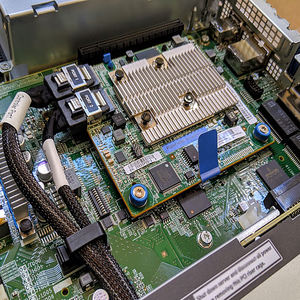 HPE DL380 Gen11 8SFF/2*Hochleistungs-Kühlkörper/Hochleistungs-Lüfter-Kit/MR416i-<span class=keywords><strong>p</strong></span>-8G/2*1600W/Gleitschiene/Management-Arm - Product Image 3