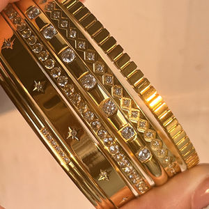 กำไลข้อมือและกำไลแบบเปิดสไตล์มินิมอลหรูหรา ชุบทอง PVD บนสแตนเลสสตีล ประดับเพชรและเพชรซิร์คอนรูปดาว แบบซ้อนได้ ขายส่ง - Product Image 5