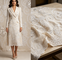 Tissu tissé de poids moyen avec broderie florale ajourée blanche et accents de perles tubulaires en sequins argentés pour abayas et hijabs de mariage