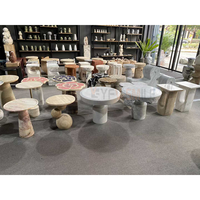 Table basse moderne en marbre blanc naturel de forme irrégulière, avec pieds cylindriques en marbre massif, table de salon de luxe