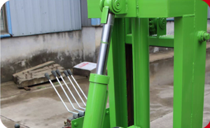 Plataforma de perforación de pozos de agua portátil, accionada por gasolina, con orugas y sistema hidráulico completo para extracción de agua subterránea. - Product Image 2