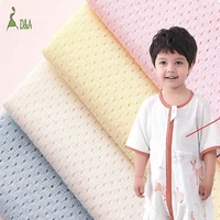 110g atmungsaktiver Jacquard-Ösen-Stricks toff aus reiner Baumwolle, der für Baby-Stram pler und Homewear als Kissen gefärbt ist