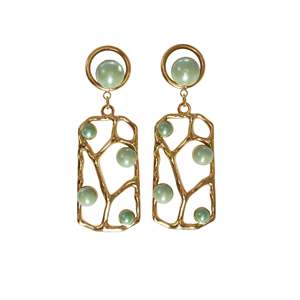 Boucles d'oreilles pendantes tendance plaquées or en acier inoxydable 316L avec perles vertes, design écoresponsable - Product Image 1