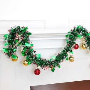 Guirnalda de Navidad Verde Oscuro con Bordes Blancos, Hojas Finamente Impresas, Bayas Rojas, Bolas de Navidad, Luces, Decoración para Fiestas Navideñas - Product Image 4