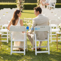 Chaise pliante rembourrée en bois à dossier courbé pour événements, idéale pour les entreprises de location, les salles de banquet, les fournisseurs de fêtes et les cérémonies en extérieur.