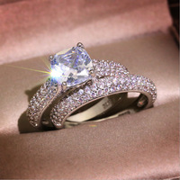 HOVANCI Ensemble de 2 bagues de fiançailles brillantes avec 5 micro-pavés de strass en cristal, bagues de mariage en zircon CZ double pour couple, femmes et hommes