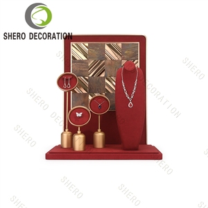 Kit de présentation de bijoux en velours rouge et métal doré sur mesure de qualité supérieure, présentoirs pour colliers et boucles d'oreilles pour vitrine de bijouterie. - Product Image 5
