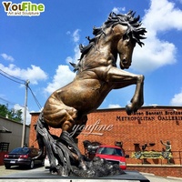 Estatua de Bronce de Caballo en Pose de Carrera, Escultura Realista y Musculosa para Decoración de Jardín o Patio, con Marcas de Patas en Forma de Calcetines Blancos, Tamaño Personalizado