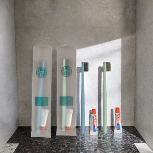 Fournitures hôtelières en gros à prix abordable : Peigne jetable écologique, brosse à dents en plastique souple, kit de toilette complet stérile - Product Image 3