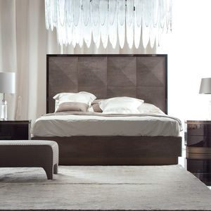 Lit King Size de luxe italien Mobilier moderne et minimaliste pour chambre à coucher Tête de lit rembourrée avec design en blocs - Product Image 2