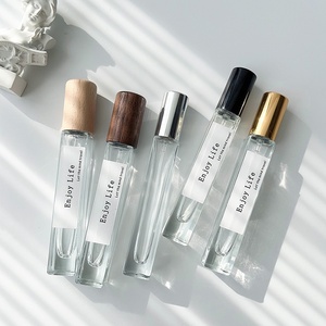 Flacon <span class=keywords><strong>de</strong></span> <span class=keywords><strong>parfum</strong></span> portable haut <span class=keywords><strong>de</strong></span> gamme en verre dépoli, capacité 10 ml, avec 5 petits flacons échantillons, bouchon en bois, tête <span class=keywords><strong>de</strong></span> pulvérisation et <span class=keywords><strong>de</strong></span> brumisation - Product Image 3