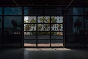 أبواب جراج زجاجية أوتوماتيكية مفتوحة بتصميم عصري بدون إطار - Product Image 5