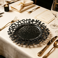 Assiettes de présentation noires texturées tendance de 13 pouces en PP durable avec bordure corail pour mariages gothiques et banquets décoratifs