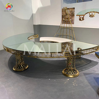 Table de banquet de luxe en acier inoxydable avec cristaux suspendus, tables en verre demi-lune serpentine dorées pour mariage et fête