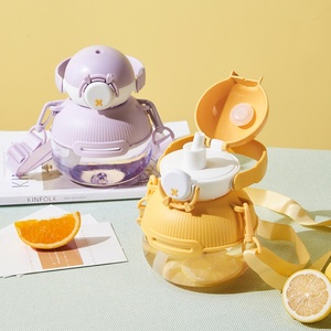 แก้วน้ำเด็กน่ารักพกพาสะดวก 900 มล. พร้อมหลอดดูด ป้องกันการรั่วซึม มีหูจับ เหมาะสำหรับการเดินทาง - Product Image 2