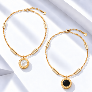 Collar con Colgante de Bisel Romano de Acero Inoxidable, Chapado al Vacío en Oro de 14K, Opciones en Blanco y Negro con Madreperla - Product Image 1