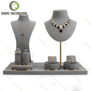 Présentoirs à bijoux en suède gris, personnalisables (logo, dimensions, finition) pour vitrine de bijouterie haut de gamme - Product Image 1