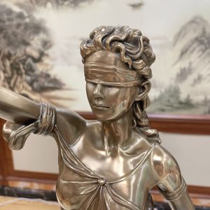2025 tamaño grande 72CM señora escultura decoración adornos <span class=keywords><strong>de</strong></span> cobre fundido en frío equilibrio diosa resina diosa <span class=keywords><strong>de</strong></span> <span class=keywords><strong>la</strong></span> <span class=keywords><strong>justicia</strong></span> <span class=keywords><strong>estatua</strong></span> - Product Image 2