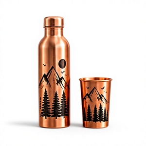 Bouteille d'eau en cuivre faite à la main avec couvercle et tasse assortie, motif montagne et forêt, ensemble de vaisselle de plein air - Product Image 1
