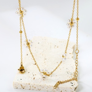 Collier ras du cou tendance en acier inoxydable plaqué or 18 carats avec perles et pendentif fleur pour femme - Product Image 5