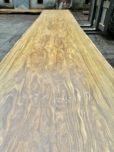 Tabla de Madera de Teca Africana con Vetas Naturales y Borde Natural - Mesa de Madera Sólida de Lujo para Interiores Opulentos - Product Image 5