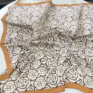 Sciarpa di seta con elemento stampato fiore di moda per donna primavera nuovi scialli e avvolge sciarpe con collo Foulard di design di lusso Hijab