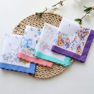 Mouchoirs à bords festonnés pour femmes et jeunes filles, en pur coton, imprimé floral rustique, vente en gros - Product Image 4