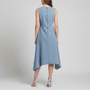 Abito midi in denim con design asimmetrico <span class=keywords><strong>e</strong></span> orlo sfrangiato per <span class=keywords><strong>donna</strong></span>, senza maniche, in <span class=keywords><strong>jeans</strong></span> blu, con scollo rotondo <span class=keywords><strong>e</strong></span> orlo irregolare. - Product Image 2