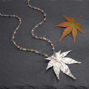 Collier pendentif vintage en feuille d'érable japonais naturelle, véritable feuillage d'arbre, perle et pierres colorées, bijoux pour femme - Product Image 2