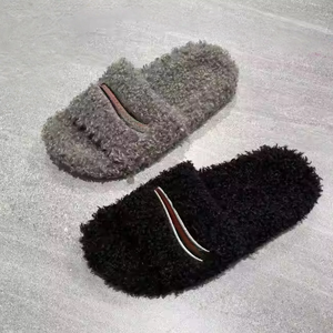 Pantoufles de luxe haut de gamme pour femmes, pantoufles en fourrure avec broderie décorative, pantoufles chaudes et confortables, pantoufles tendance pour femmes - Product Image 3