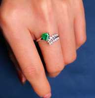 Bague en or 18 carats vintage asymétrique en forme de feuille et de branche avec émeraude taille cœur pour femme, idéale pour le quotidien, les occasions décontractées, les mariages et les fiançailles, ou comme cadeau.
