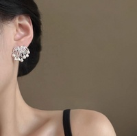 Boucles d'oreilles clous irrégulières en perles brillantes effet feu d'artifice, style luxe polyvalent, design audacieux, tendance, style de niche léger