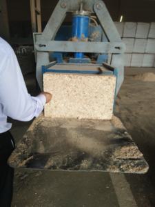 Virutas de madera de pino amarillo claro para ropa de cama de caballos de VIETNAM por Gia Nguyen - Product Image 4