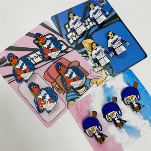 漫画アニメアヒル保持お金帽子ピンソフトエナメルカスタムメタルラペルピンバッジデザインあなた自身のカスタムメイドキャップピン - Product Image 5