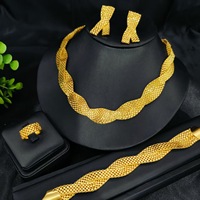 Ensemble élégant de collier, boucles d'oreilles, bracelet et bague en laiton plaqué or 24 carats au design entrelacé, idéal pour un cadeau de mariage ou de fête